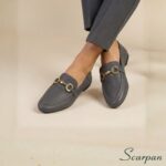 Visão superior de par de mocassins de couro cinza com enfeite bridão dourado