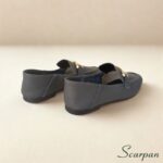 Visão traseira e solado plano confortável de mocassim feminino cinza