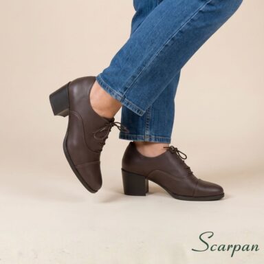 Sapato oxford feminino em couro salto bloco na cor café com calça jeans.