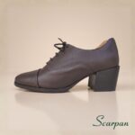 Perfil lateral de sapato oxford feminino em couro marrom scarpan